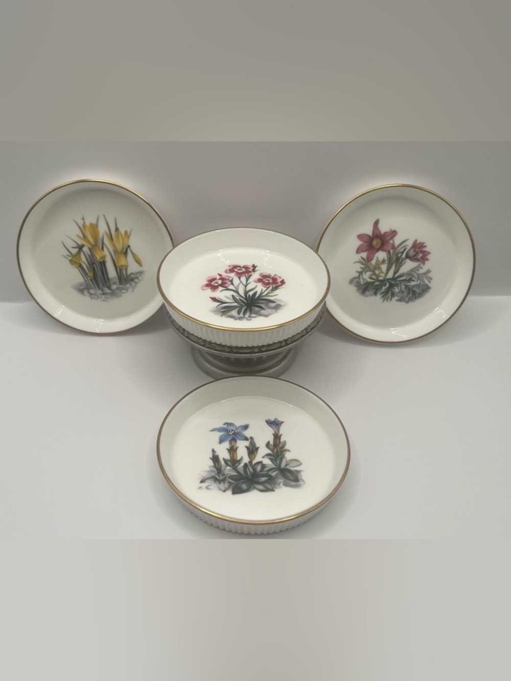 4 ROYAL WORCESTER Porcelain Floral Pattern Gold Trim Trinket Dish/ Coasters